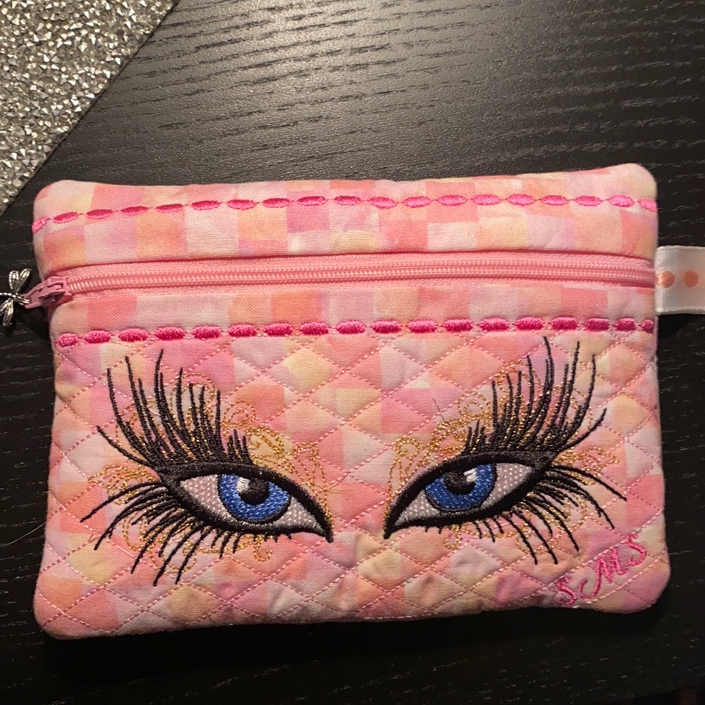 Gorgeous small bag, great for makeup or accessories! ❤️